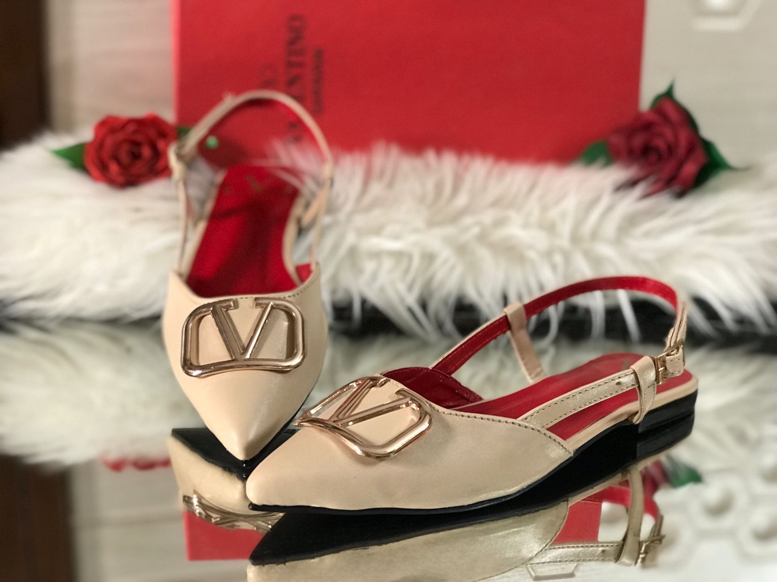V-a-l-e-n-t-i-n-o Flat pumps
