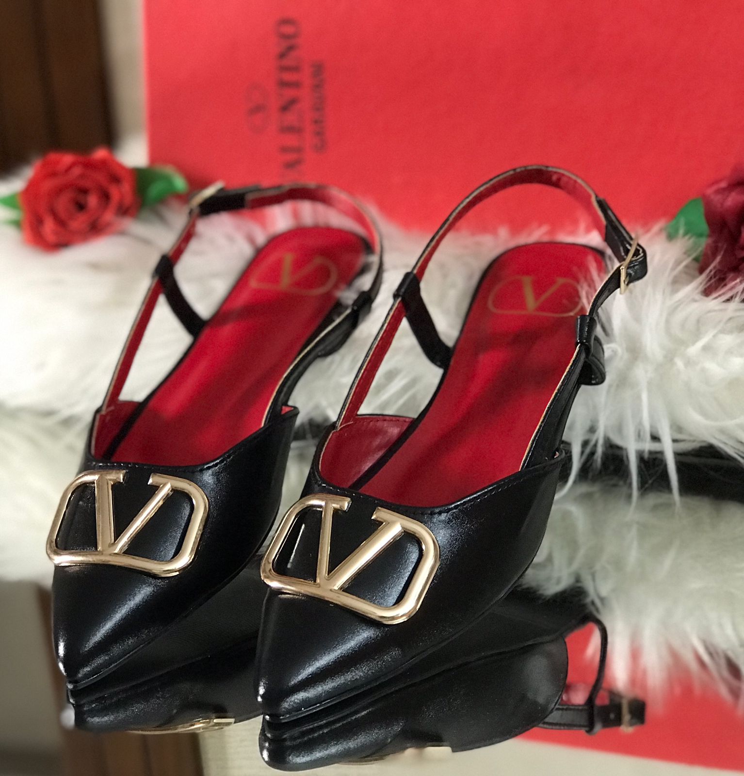 V-a-l-e-n-t-i-n-o Flat pumps