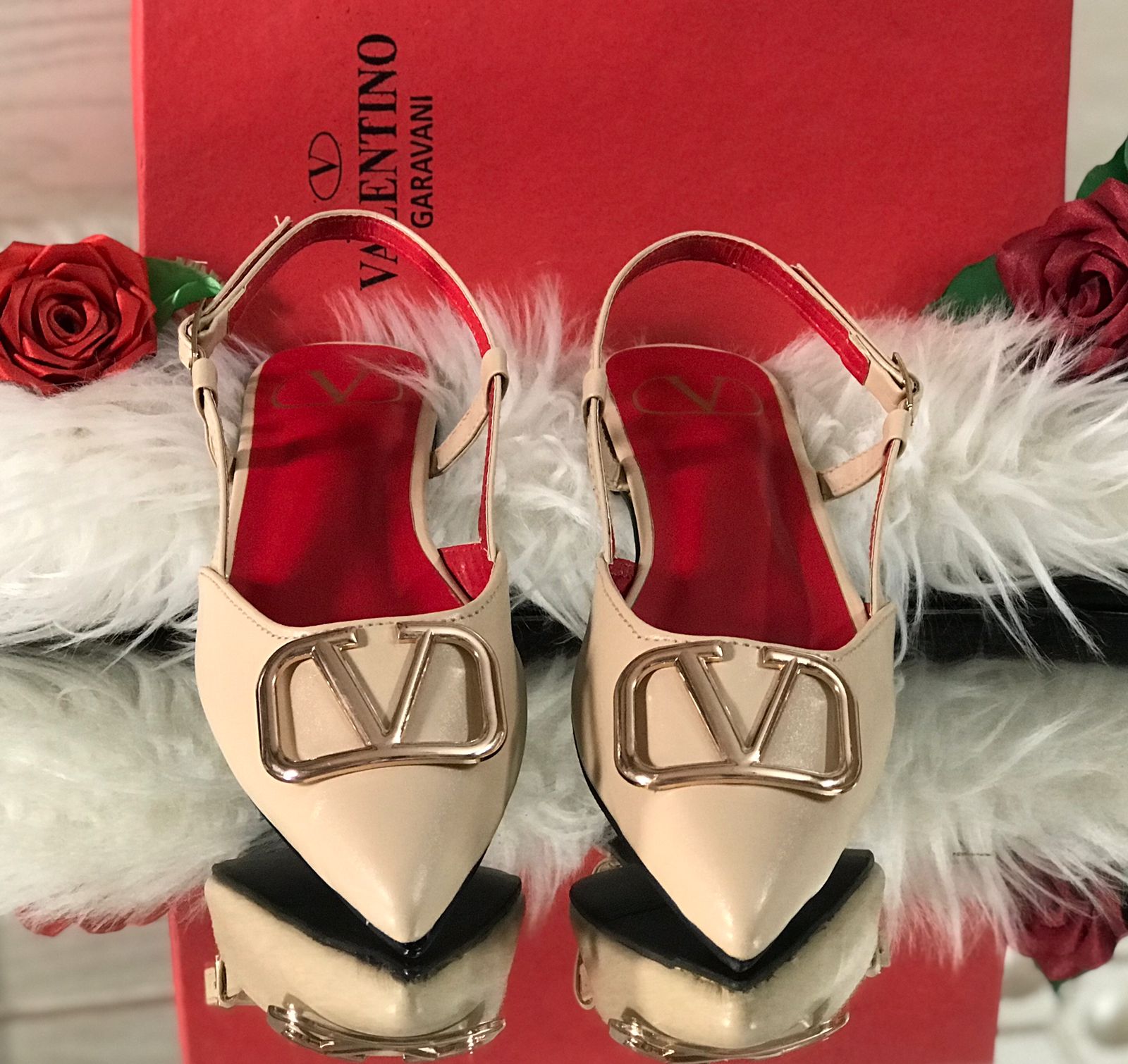 V-a-l-e-n-t-i-n-o Flat pumps
