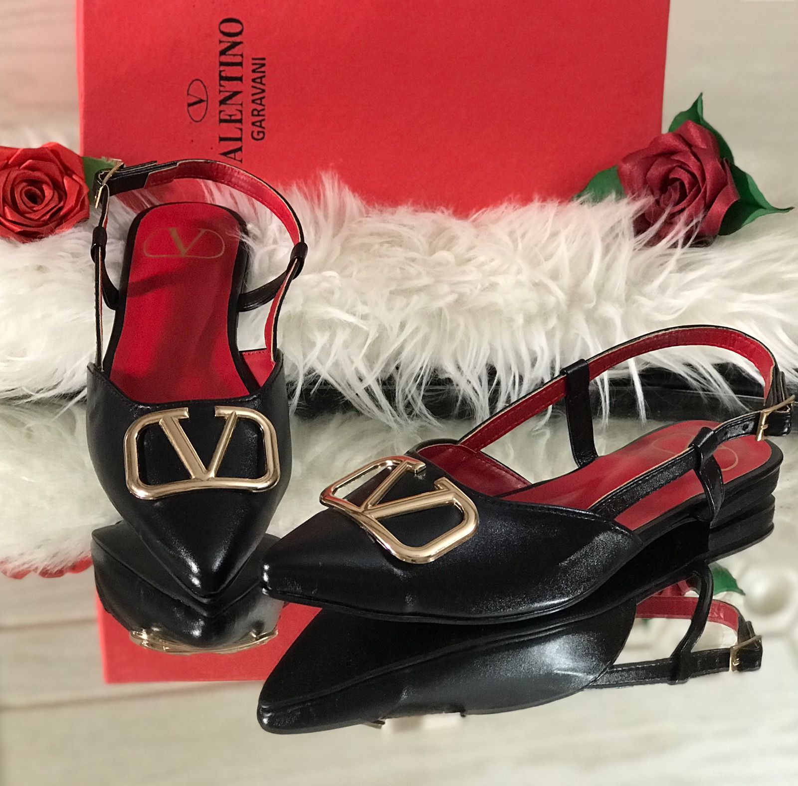 V-a-l-e-n-t-i-n-o Flat pumps