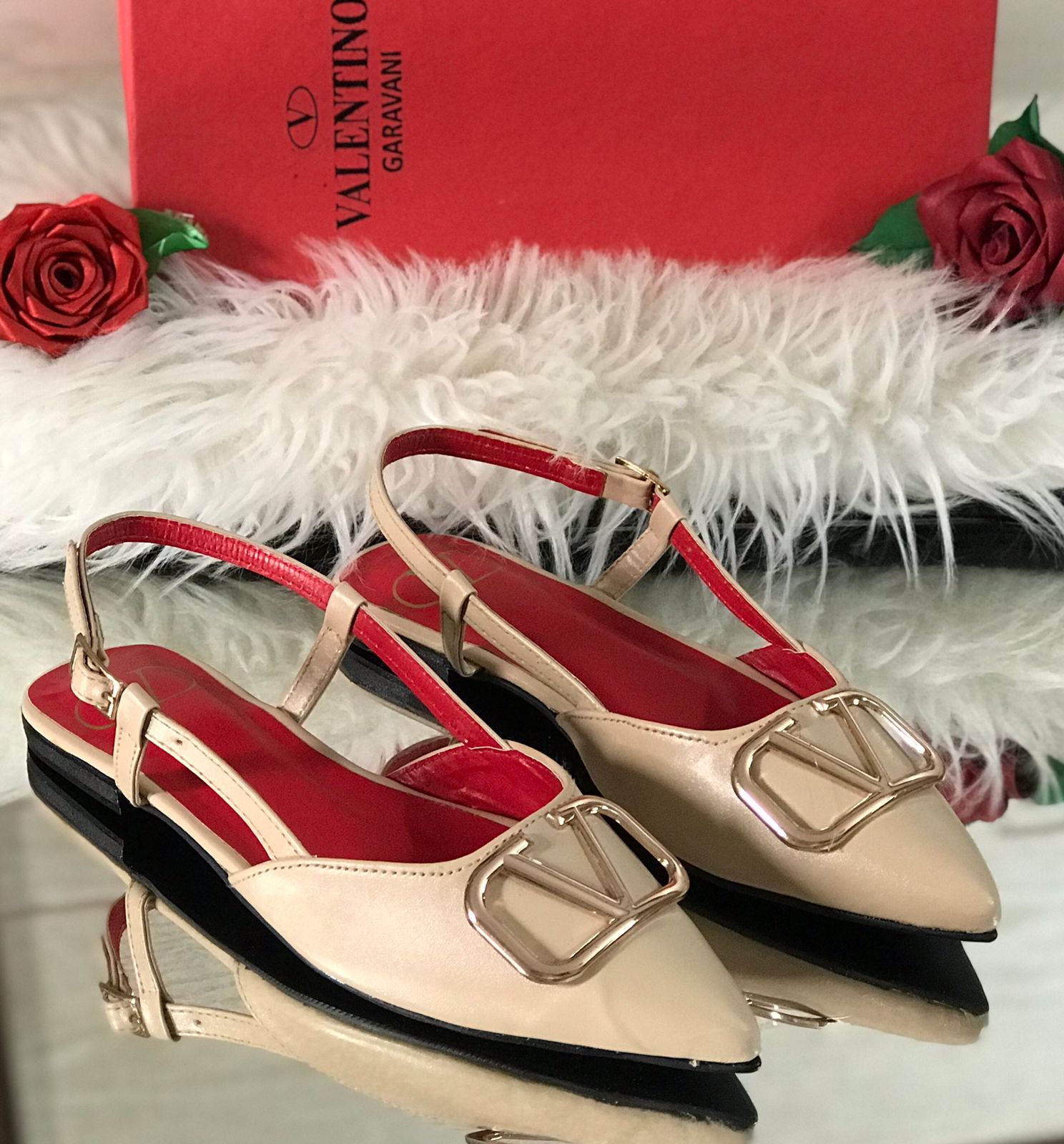 V-a-l-e-n-t-i-n-o Flat pumps